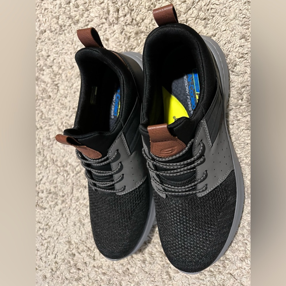 MENS SKETCHERS SLIP ON SIZE 9.5